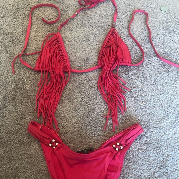 Sexy red bikini - Picture 2 of 3